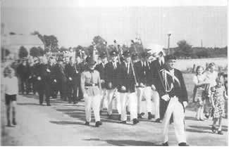In geliehener Uniform marschierten die
Schützenbrüder erwartungsvoll zum
ersten Bruderschafts-Schützenfest 1952
