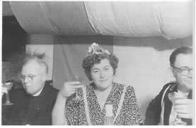 Königin beim ersten Schützfest 1951
wurde Frieda Richert (Mitte), Ehefrau des Mechanikers Franz Richert, auf dem Bild mit Pastor Müller (links) und Ernst Deitmar (rechts)
