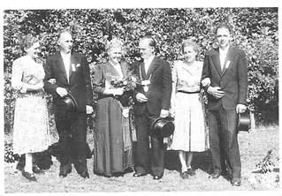 Erstes Königspaar der jungen
Bruderschaft wurde im Jahre 1952
Willi und Änne Bosse, hier mit
dem Hofstaat den Ehepaaren
Tecklenborg (rechts) und
Droste (links)
